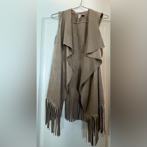 Fringed vest.  Boho look. - Picture 1 of 4